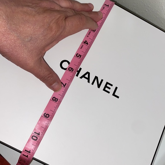 Chanel Gift Box Holiday 2023 see all photos - Picture 9 of 15